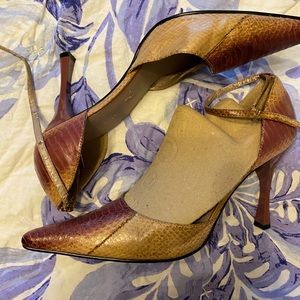 Nine West ankle strap pumps Sz 10 purple snakeskin